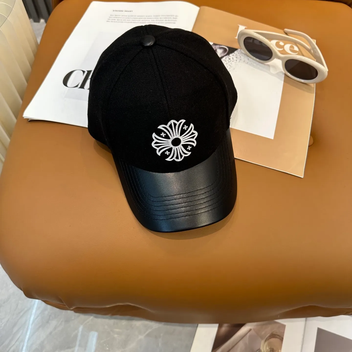 P80 Crow Heart's new autumn and winter fur-stitched baseball cap. It's full of autumn and winter atmosphere. The quality is great. The deepening of the hat shape makes it more elegant. It's very nice for both men and women. It's a classic among classics. It goes well with daily wear. Casual and fashionable.